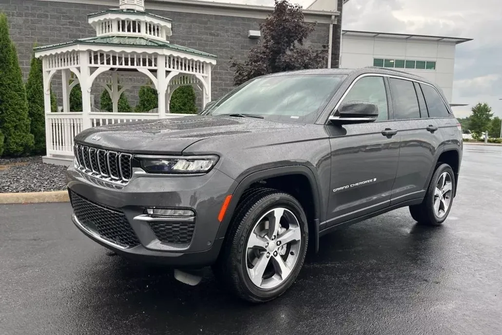 2025 Jeep Grand Cherokee Limited photo 1