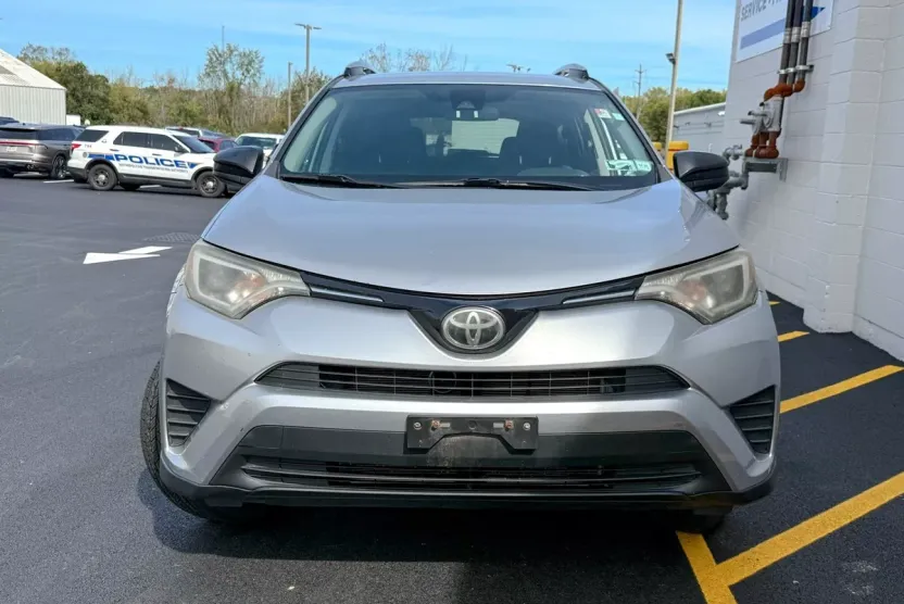 2017 Toyota RAV4 LE photo 1