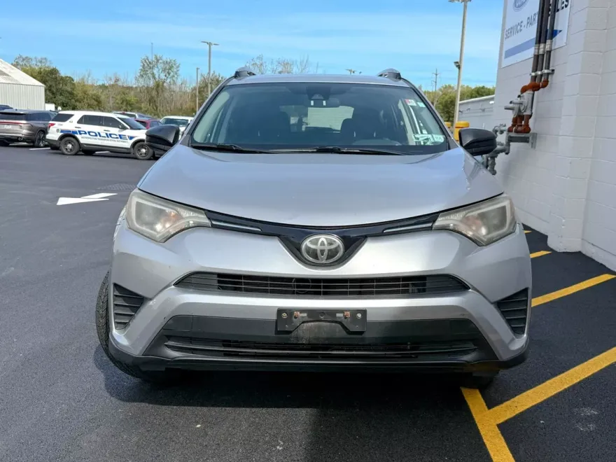 2017 Toyota RAV4 LE photo 1