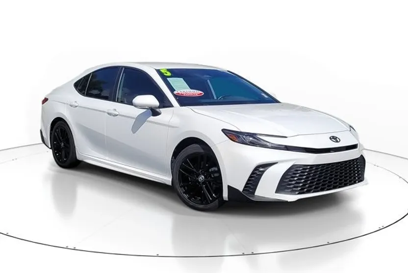 2025 Toyota Camry SE photo 1