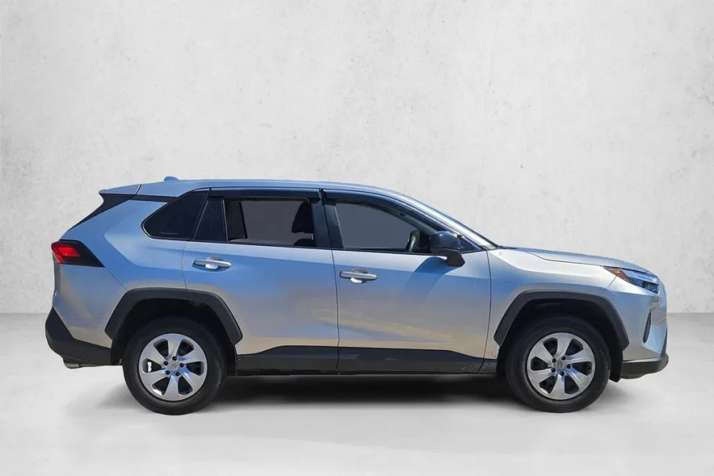 2023 Toyota RAV4 LE photo 1
