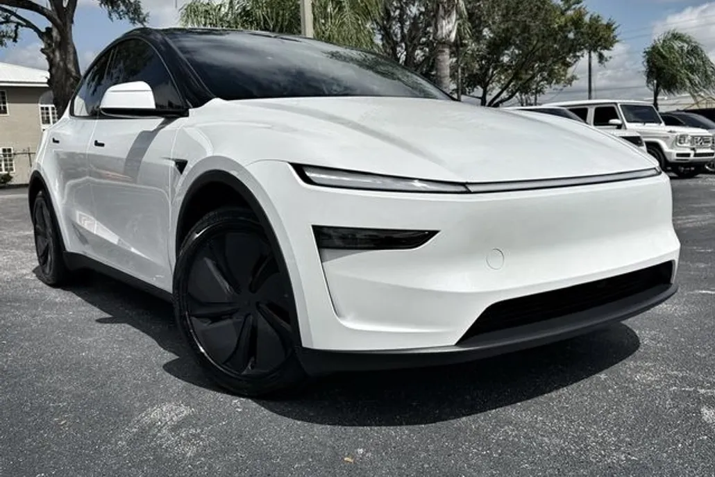 2026 Tesla Model Y Long Range photo 1