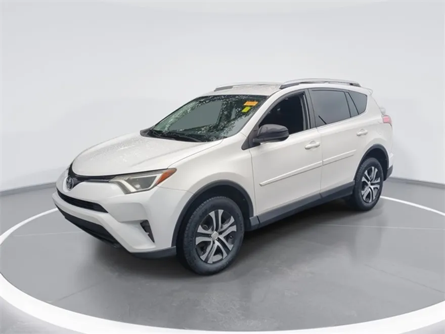 2016 Toyota RAV4 LE photo 1