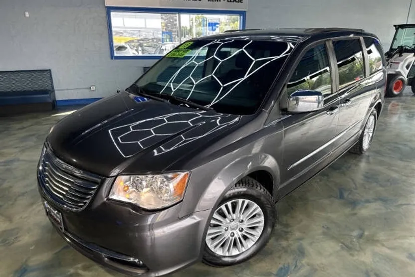 2015 Chrysler Town & Country photo 1