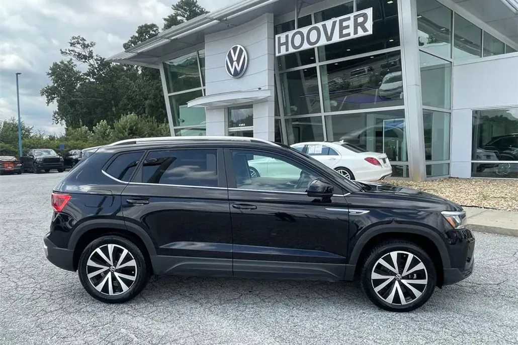 2023 Volkswagen Taos SE photo 1
