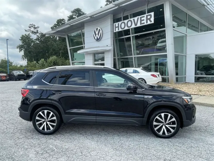 2023 Volkswagen Taos SE photo 1