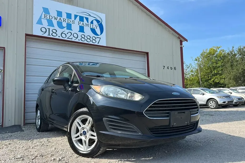 2017 Ford Fiesta SE photo 1
