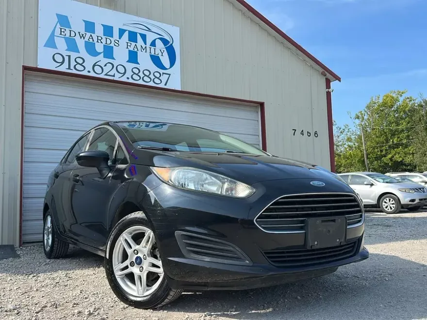 2017 Ford Fiesta SE photo 1