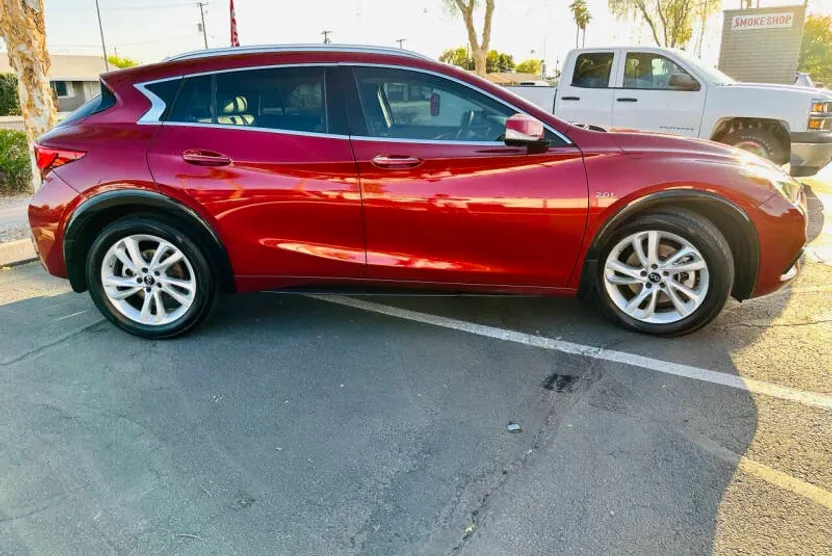 2019 Infiniti QX30 Luxe photo 1