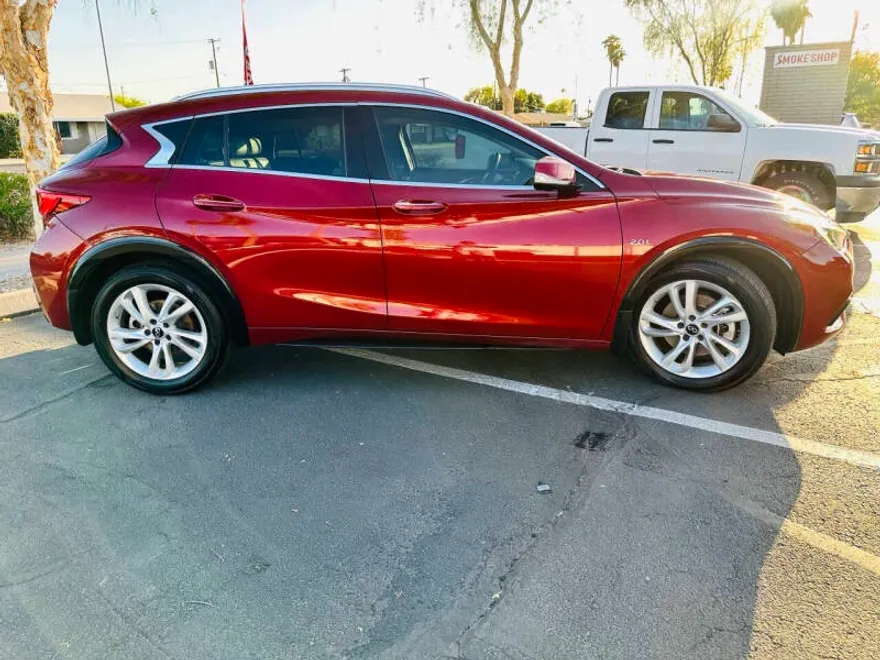 2019 Infiniti QX30 Luxe photo 1