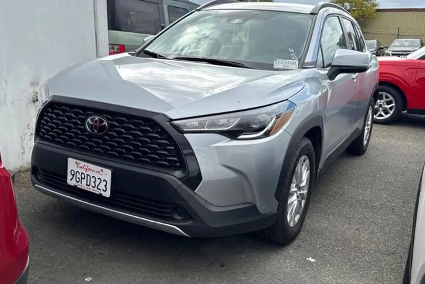 2023 Toyota Corolla Cross LE photo 1