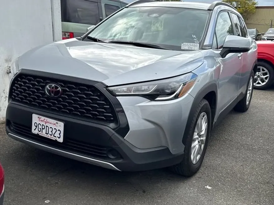 2023 Toyota Corolla Cross LE photo 1
