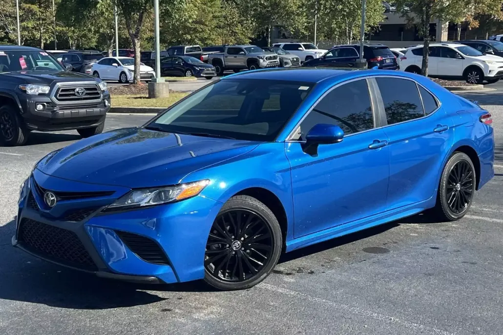 2020 Toyota Camry SE photo 1