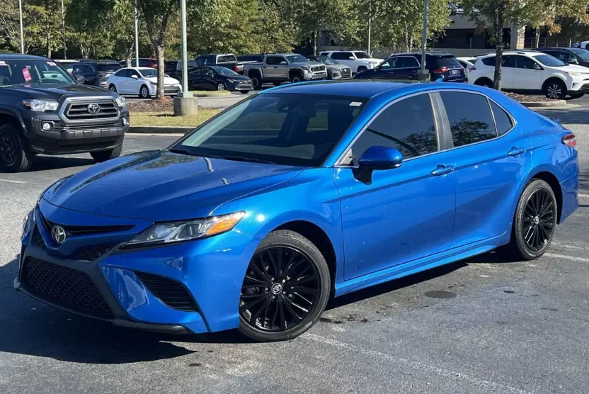 2020 Toyota Camry SE photo 1