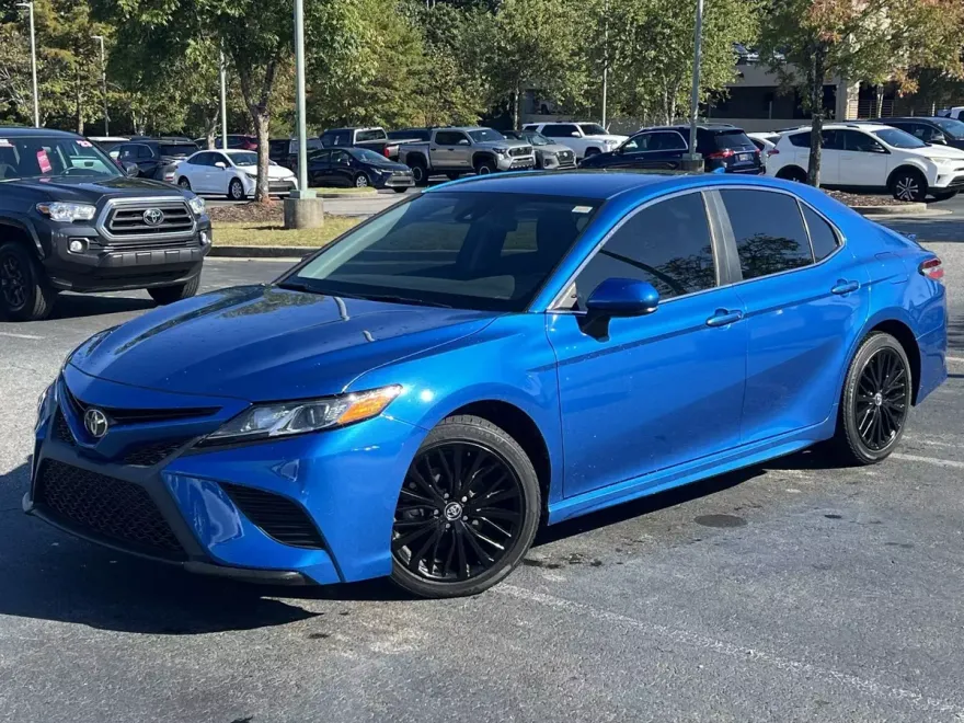 2020 Toyota Camry SE photo 1