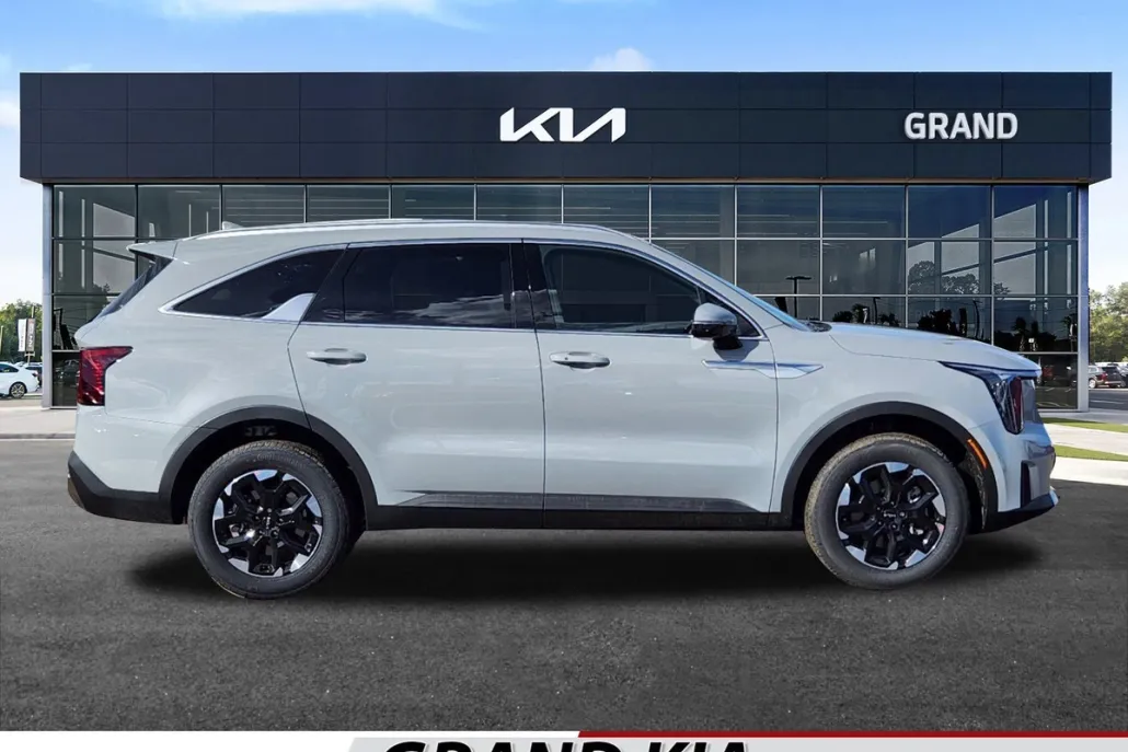 2025 Kia Sorento S photo 1