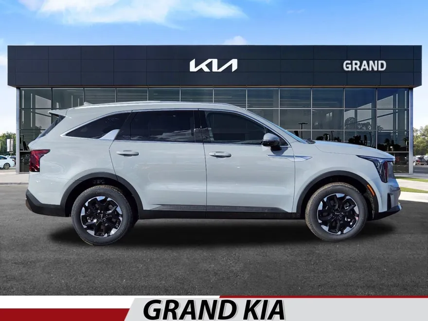 2025 Kia Sorento S photo 1