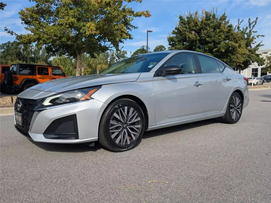 2024 Nissan Altima 2.5 SV photo 1