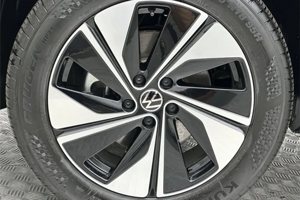 2025 Volkswagen Taos SE photo 1