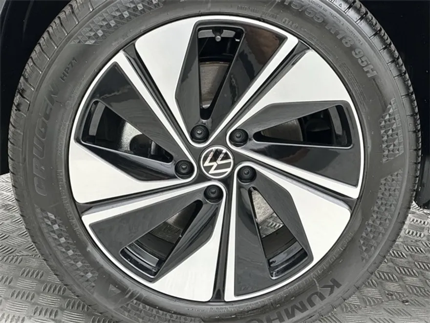 2025 Volkswagen Taos SE photo 1