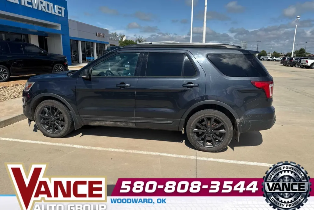 2017 Ford Explorer XLT photo 1