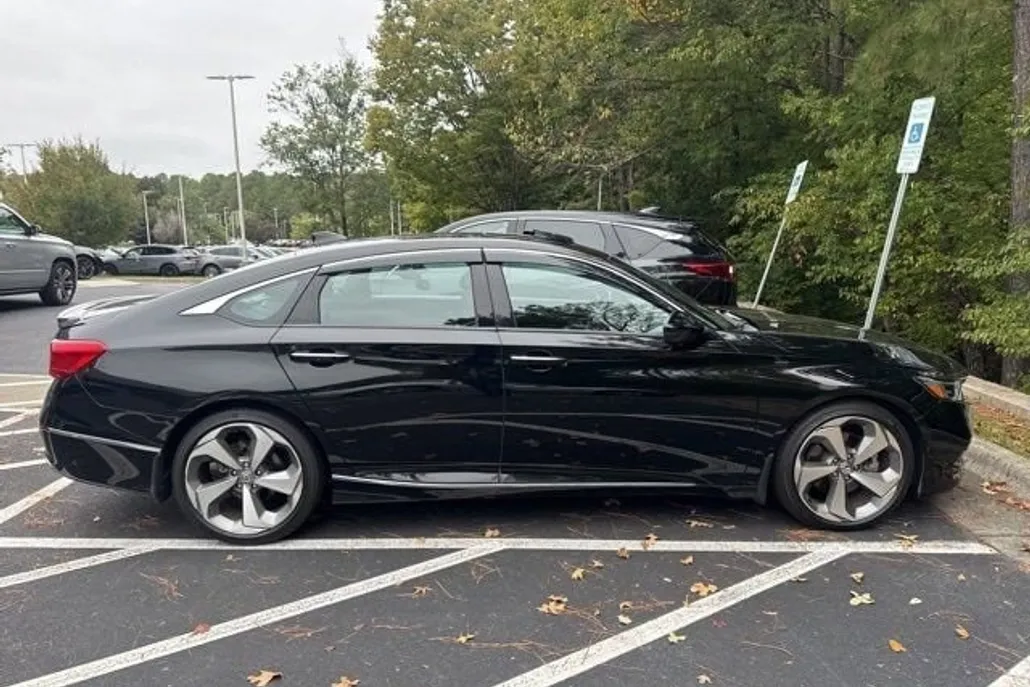 2018 Honda Accord Touring 2.0T photo 1