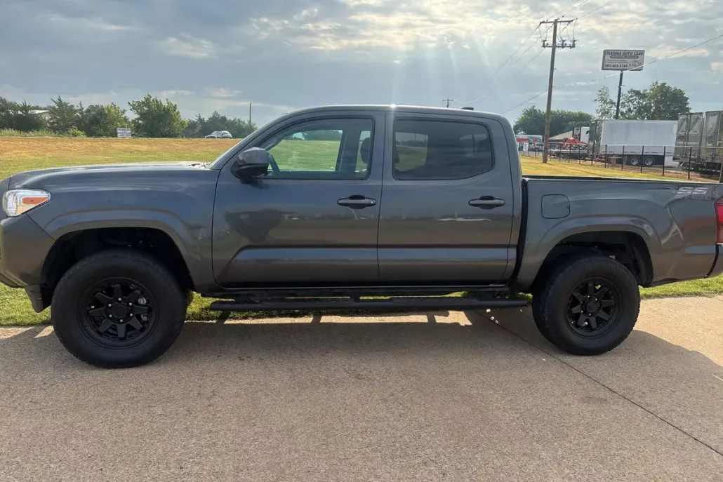 2023 Toyota Tacoma SR5 V6 photo 1