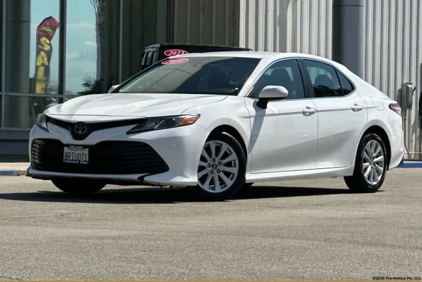 2018 Toyota Camry LE photo 1