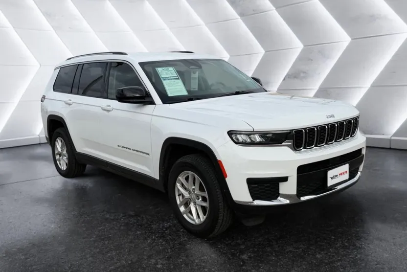 2023 Jeep Grand Cherokee Laredo photo 1