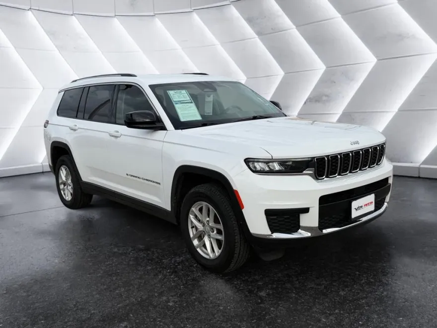2023 Jeep Grand Cherokee Laredo photo 1