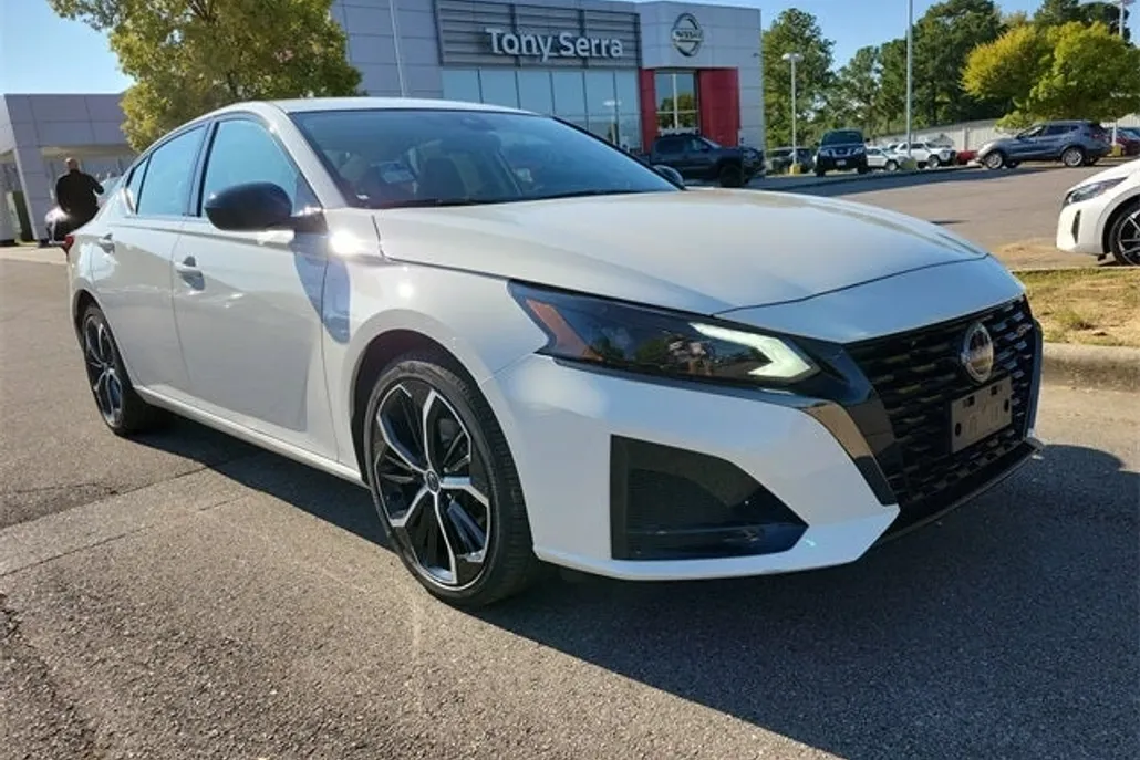 2024 Nissan Altima 2.5 SR photo 1