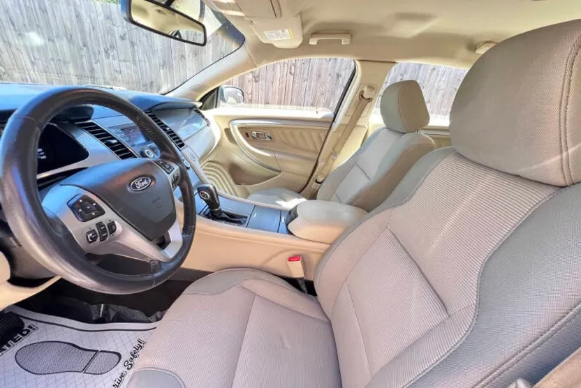 2015 Ford Taurus SEL photo 1