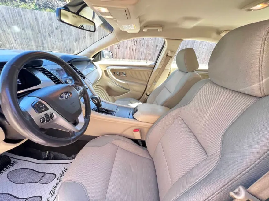 2015 Ford Taurus SEL photo 1