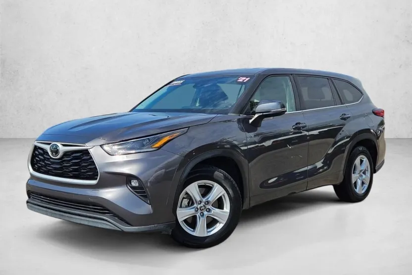 2021 Toyota Highlander LE photo 1