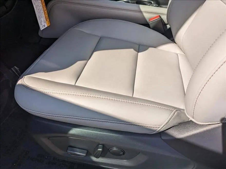 2025 Ford Explorer photo 1