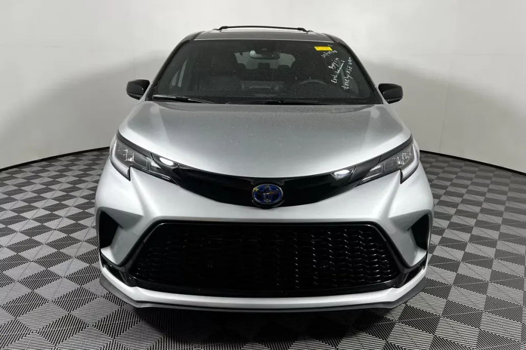 2025 Toyota Sienna XSE photo 1