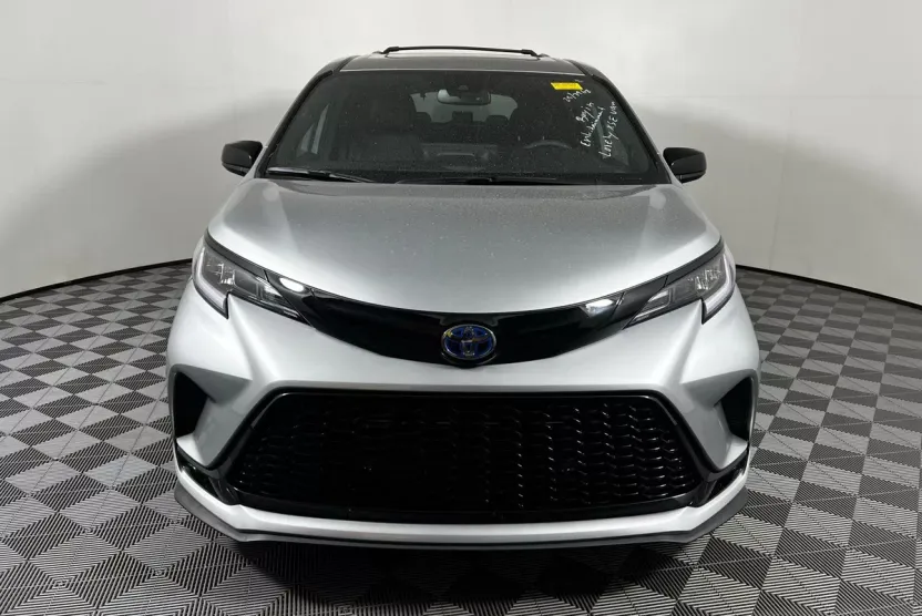 2025 Toyota Sienna XSE photo 1