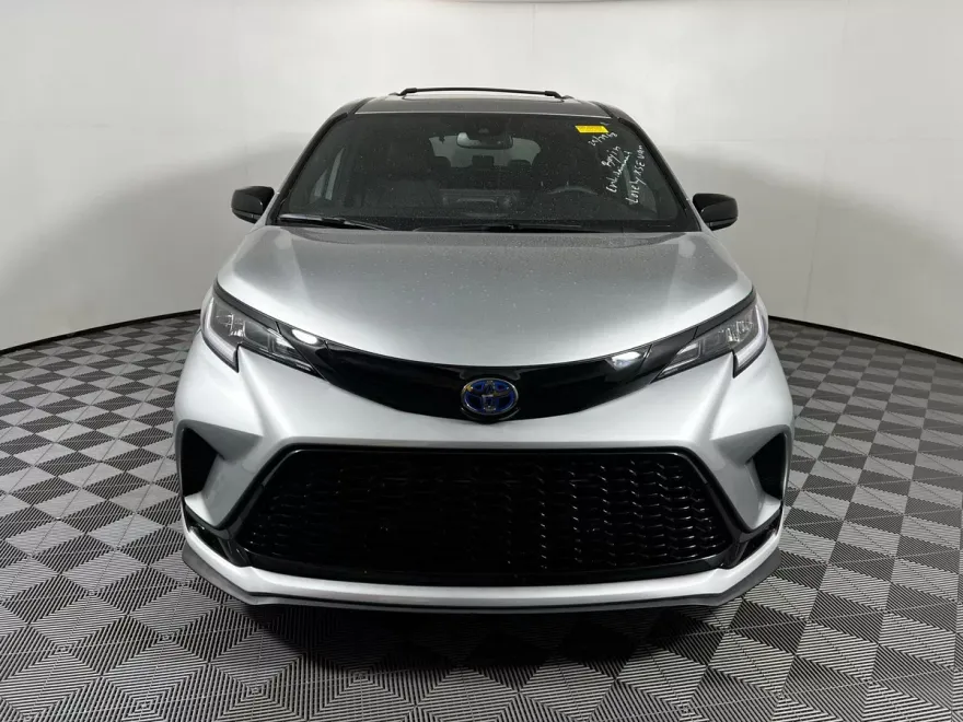 2025 Toyota Sienna XSE photo 1