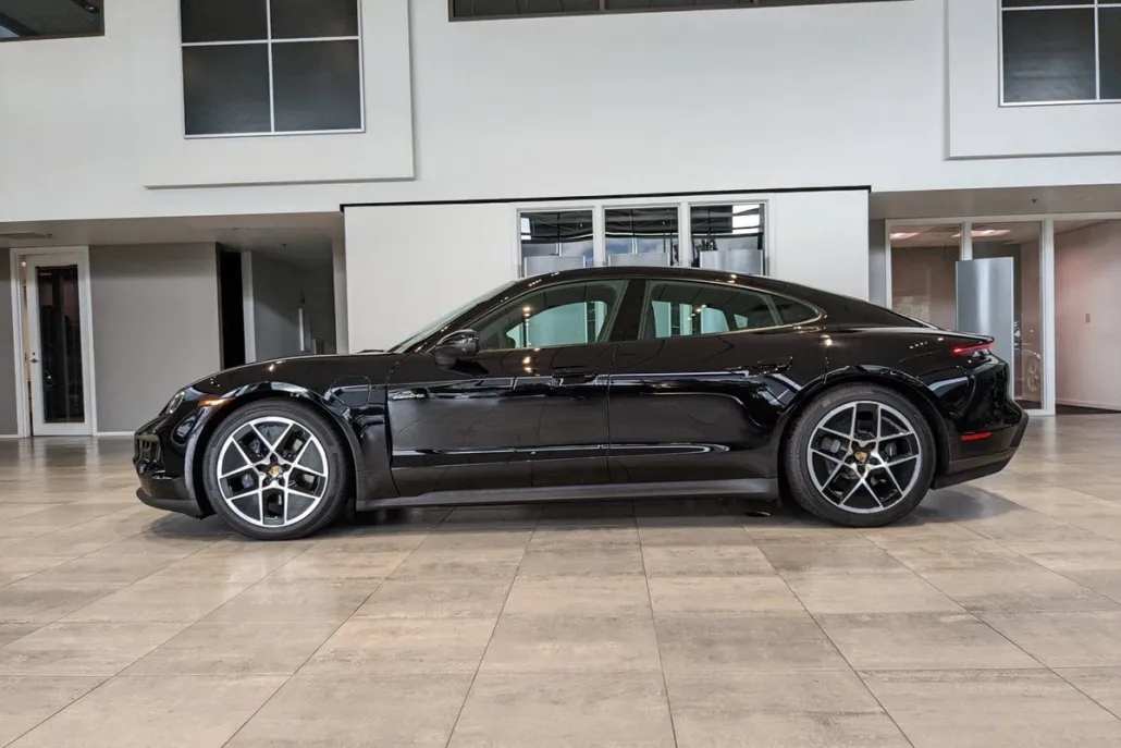 2025 Porsche Taycan photo 1