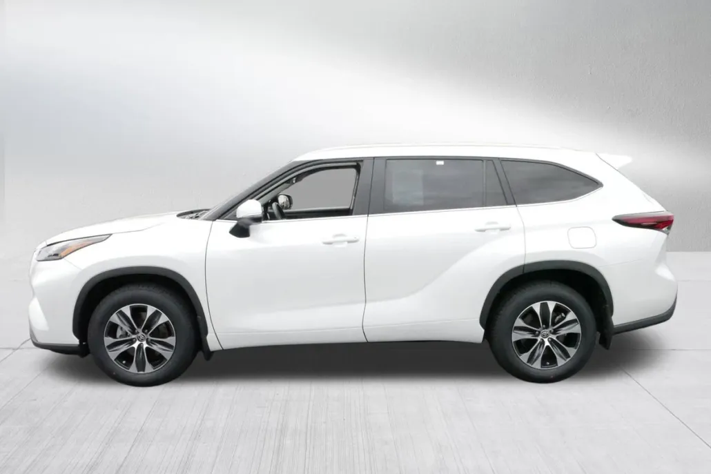 2024 Toyota Highlander XLE photo 1