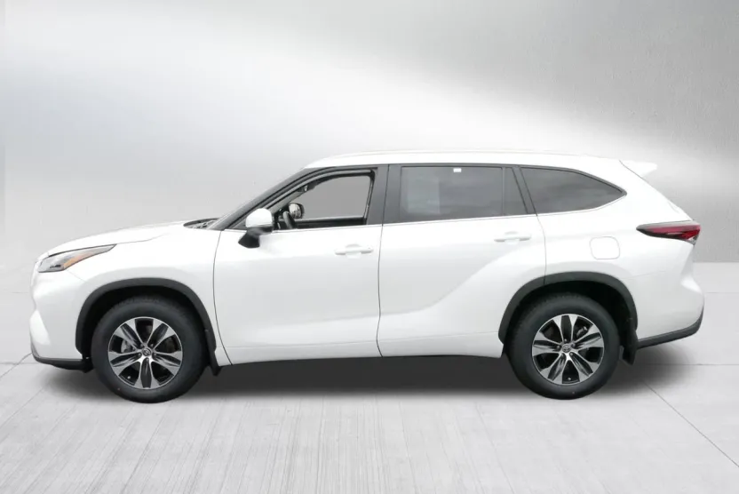 2024 Toyota Highlander XLE photo 1