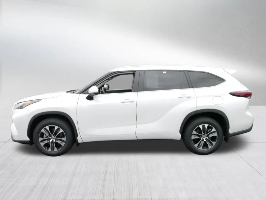 2024 Toyota Highlander XLE photo 1