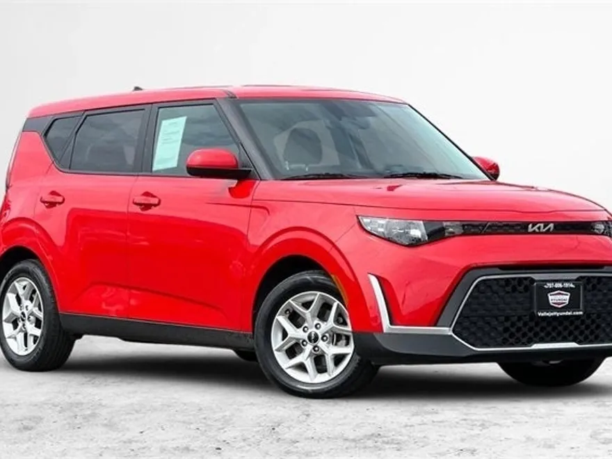 2023 Kia Soul LX photo 1