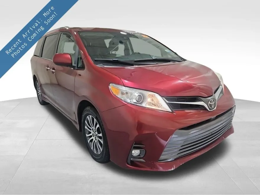 2019 Toyota Sienna XLE photo 1