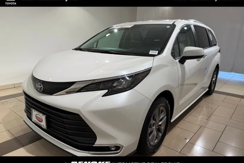 2024 Toyota Sienna XLE photo 1