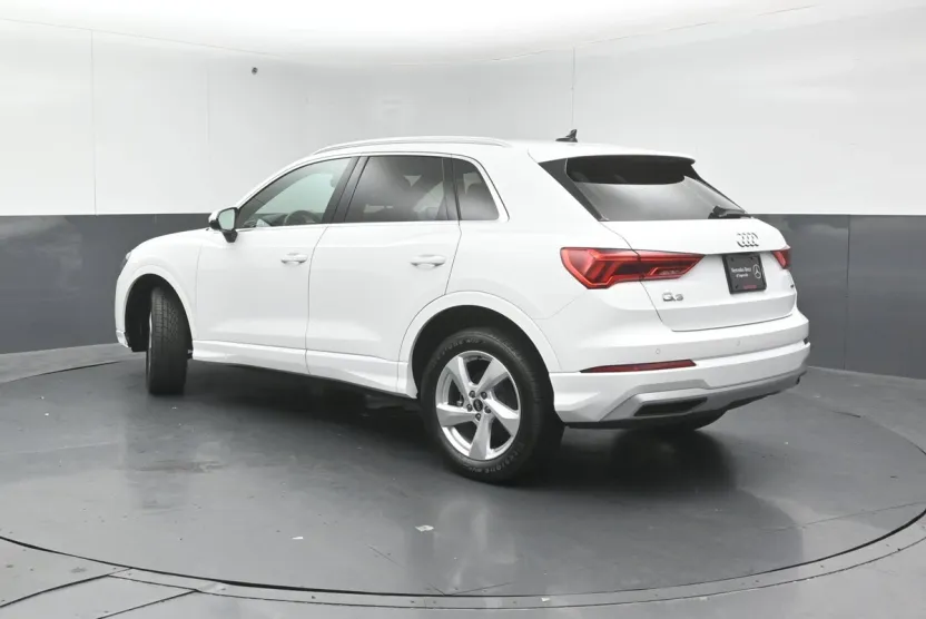 2022 Audi Q3 40 TFSI Premium photo 1