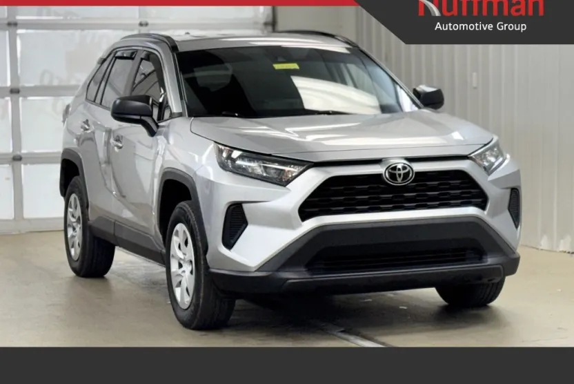 2020 Toyota RAV4 LE photo 1