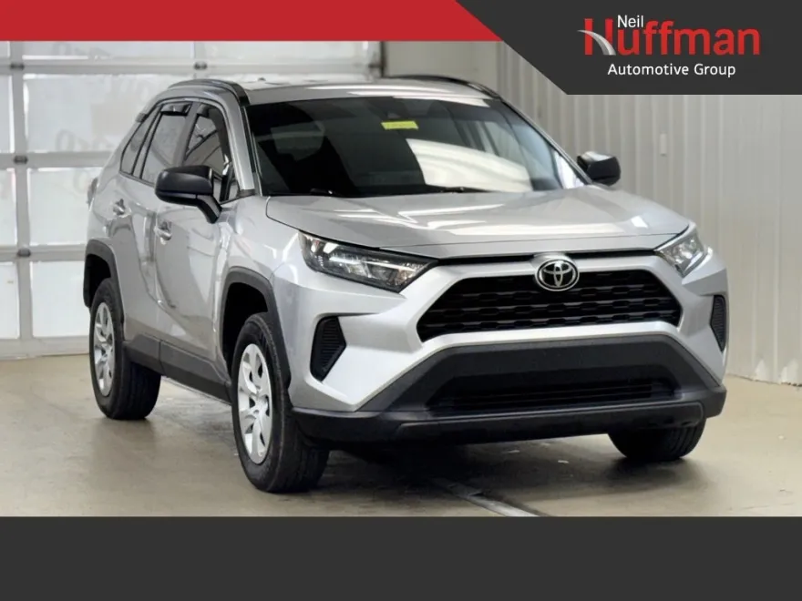 2020 Toyota RAV4 LE photo 1