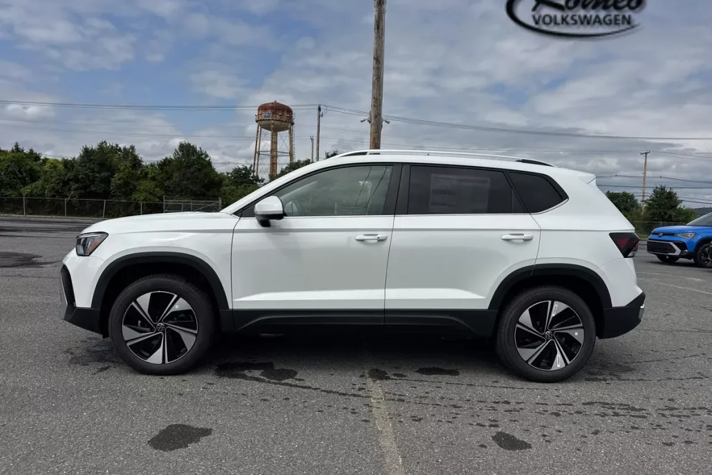 2025 Volkswagen Taos SE photo 1