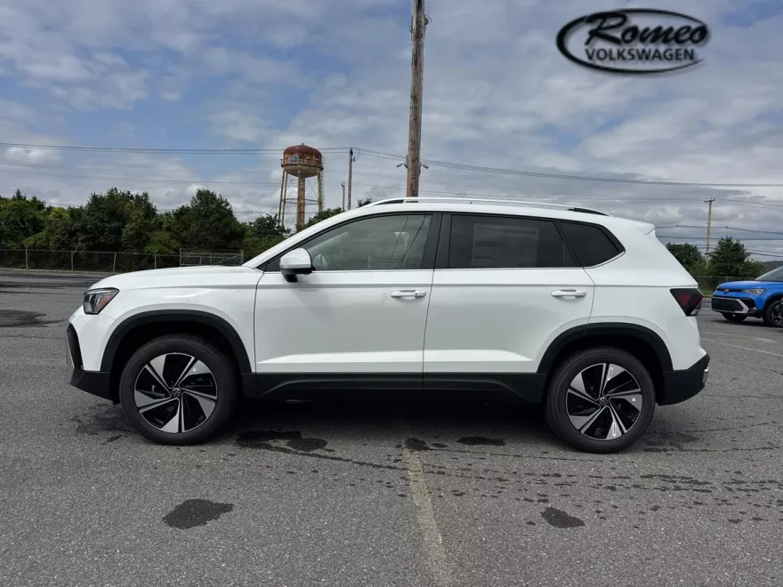 2025 Volkswagen Taos SE photo 1
